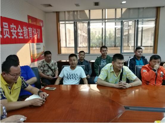 版纳铁塔公司驾驶员吴坤、王冬、刘峰（后排左一、左二、左三）参与安全培训会议。