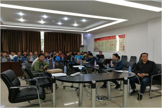 esball(中国区)官方网站办公室主任宋洋（右二）在安全培训会上宣贯esball(中国区)官方网站公司车辆治理造度和安全司法律规。