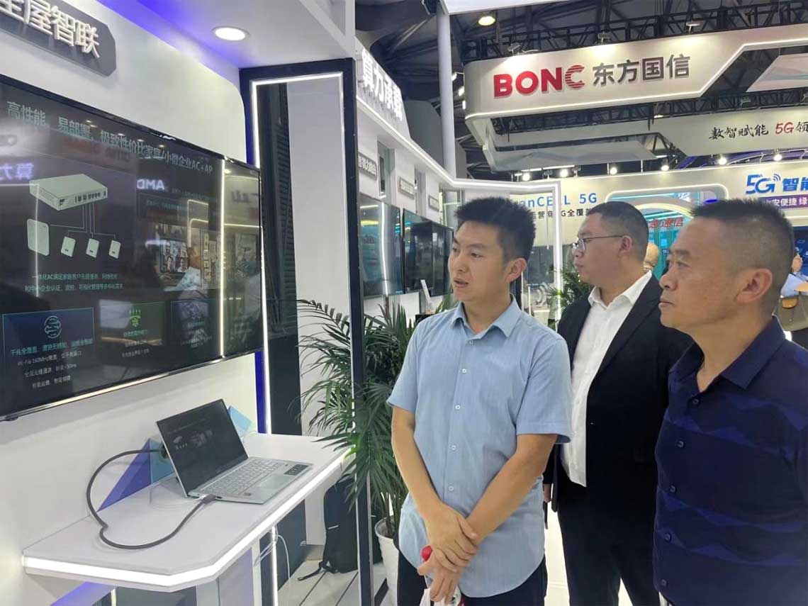 参观全屋智联展区，陈光平进行介绍